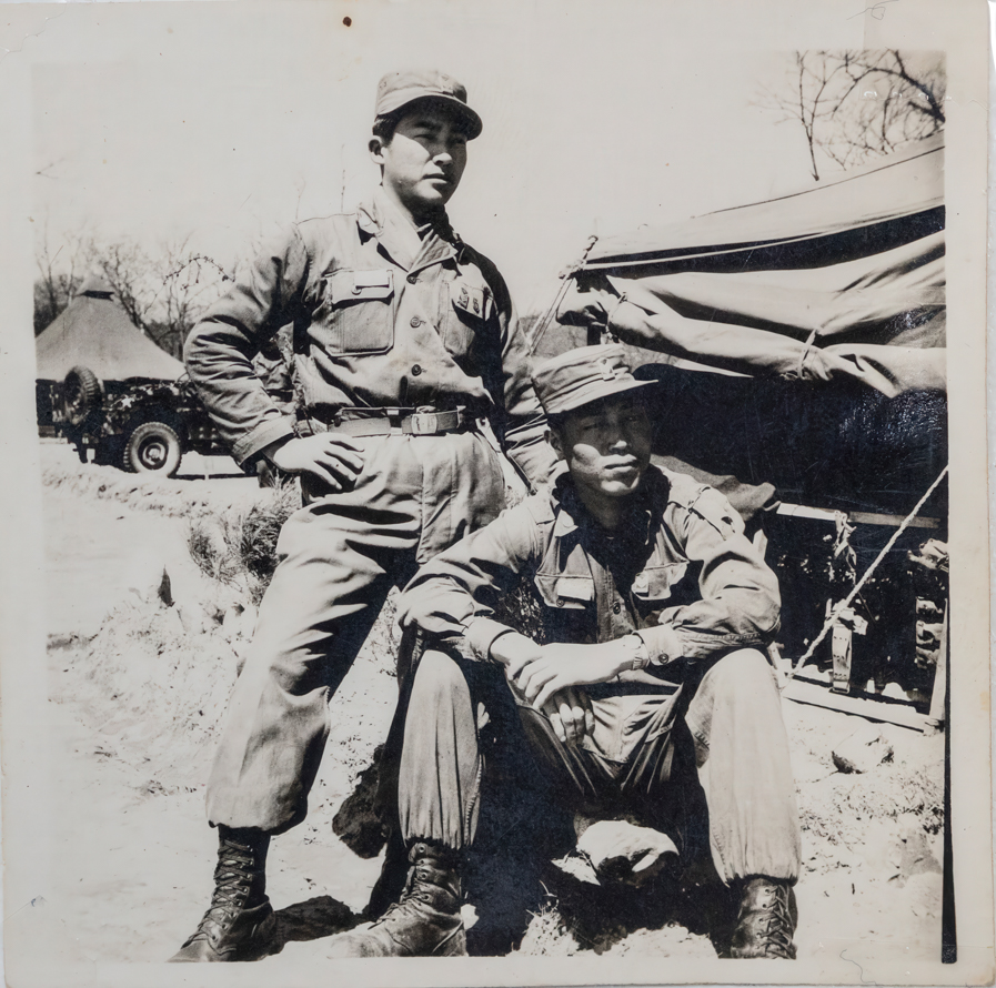 1950년 막사 앞에서