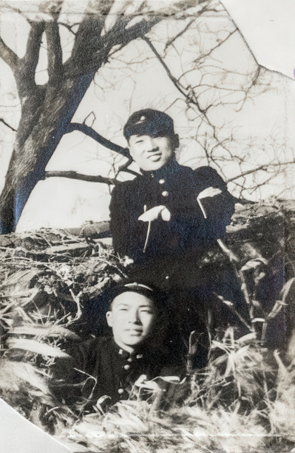 1949년 의성공업중학교 친구와 함께